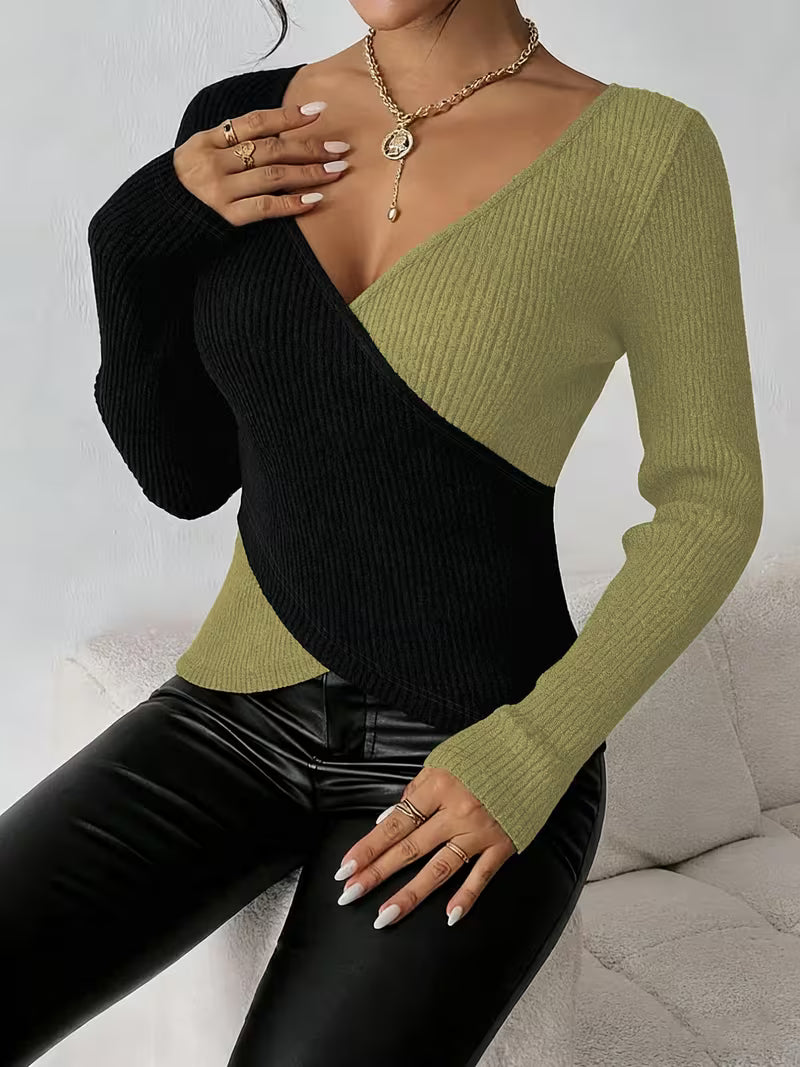 Pull col V pour femme aux couleurs contrastées