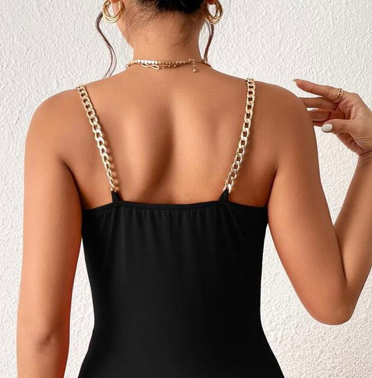 Body noir à bretelles avec chaîne froncée