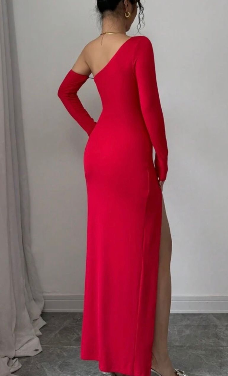 Robe rouge élégante à manche longue