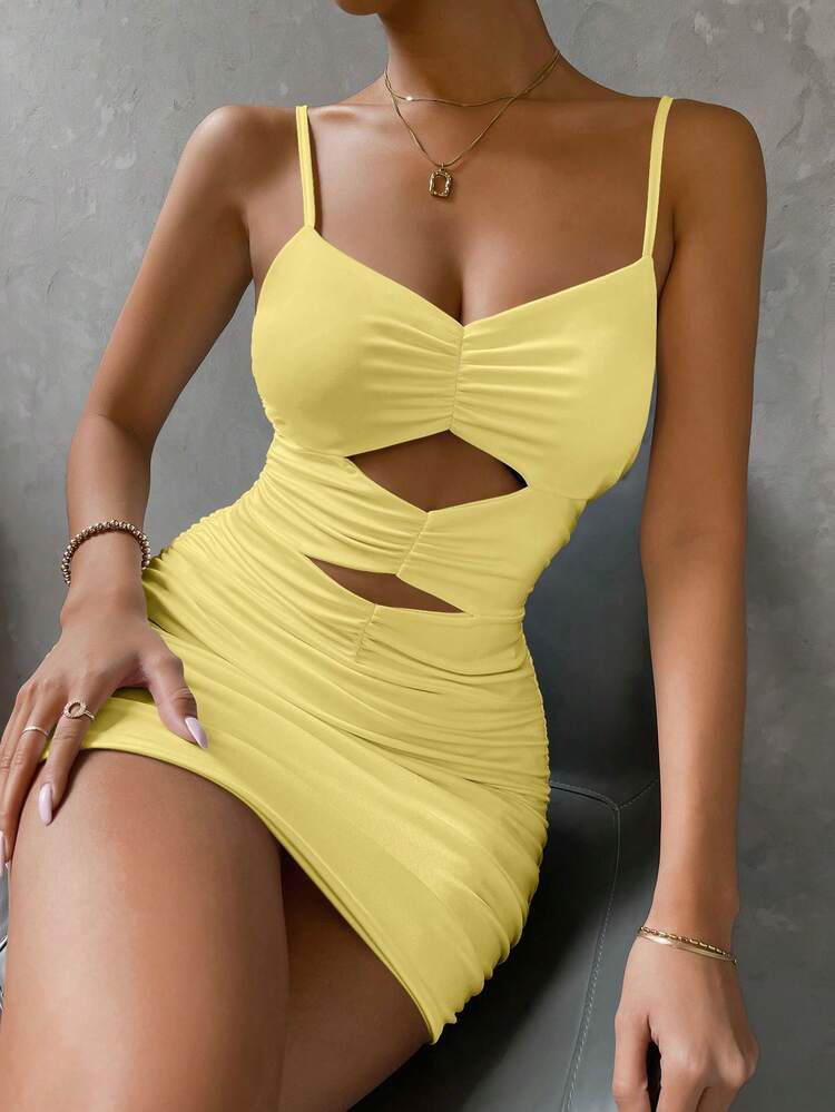 Robe moulante unicolore découpé à ruché