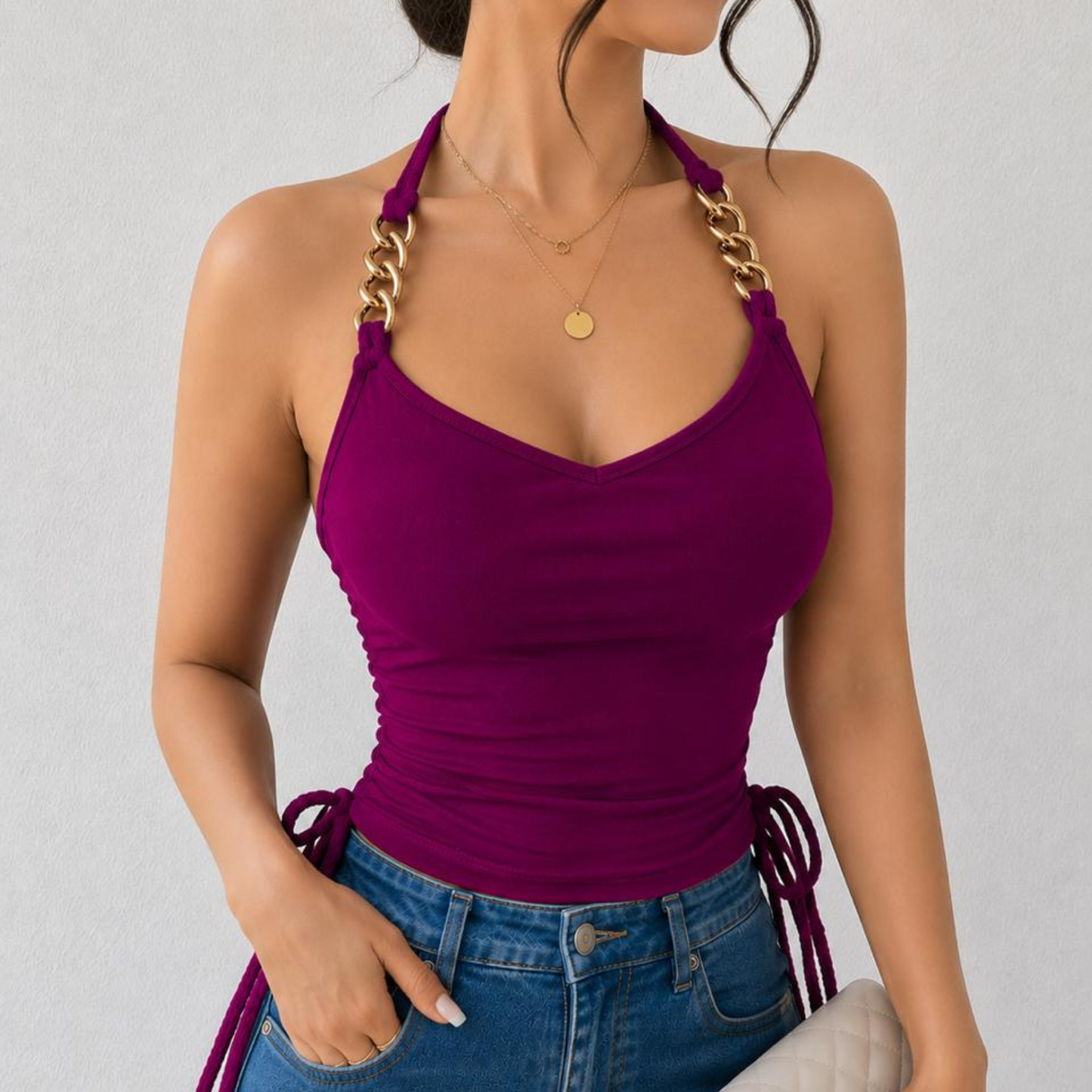 Top halter pourpre avec une chaîne dorée et des liens latéraux