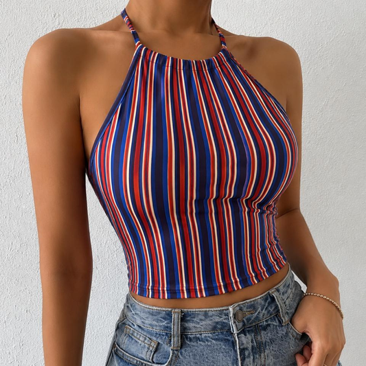 top décontracté avec un motif à rayures verticales en bleu, rouge et blanc.