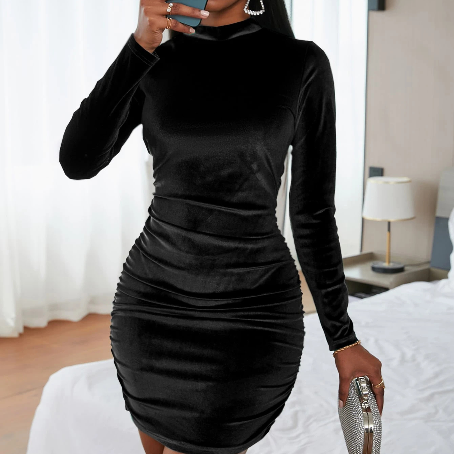 Robe moulante en velours à col montant froncé