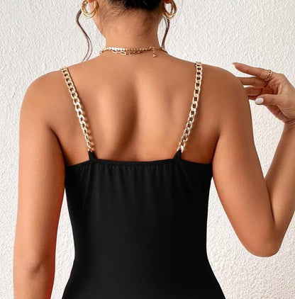 Body noir à bretelles avec chaîne froncée