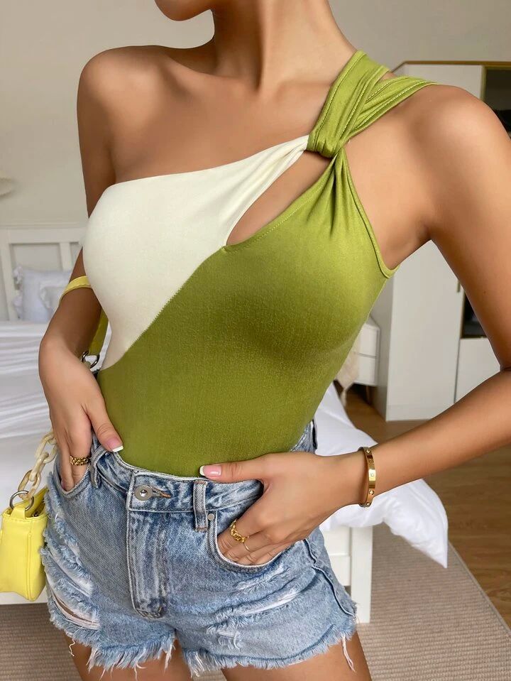 Body asymétrique à découpes