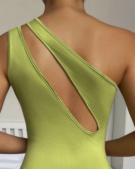 Body asymétrique à découpes