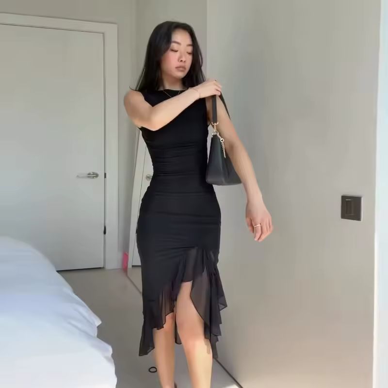 Robe mi-longue noire à volants