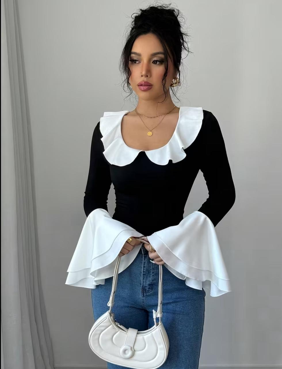 Top noir uni à col volanté et bordure contrastée